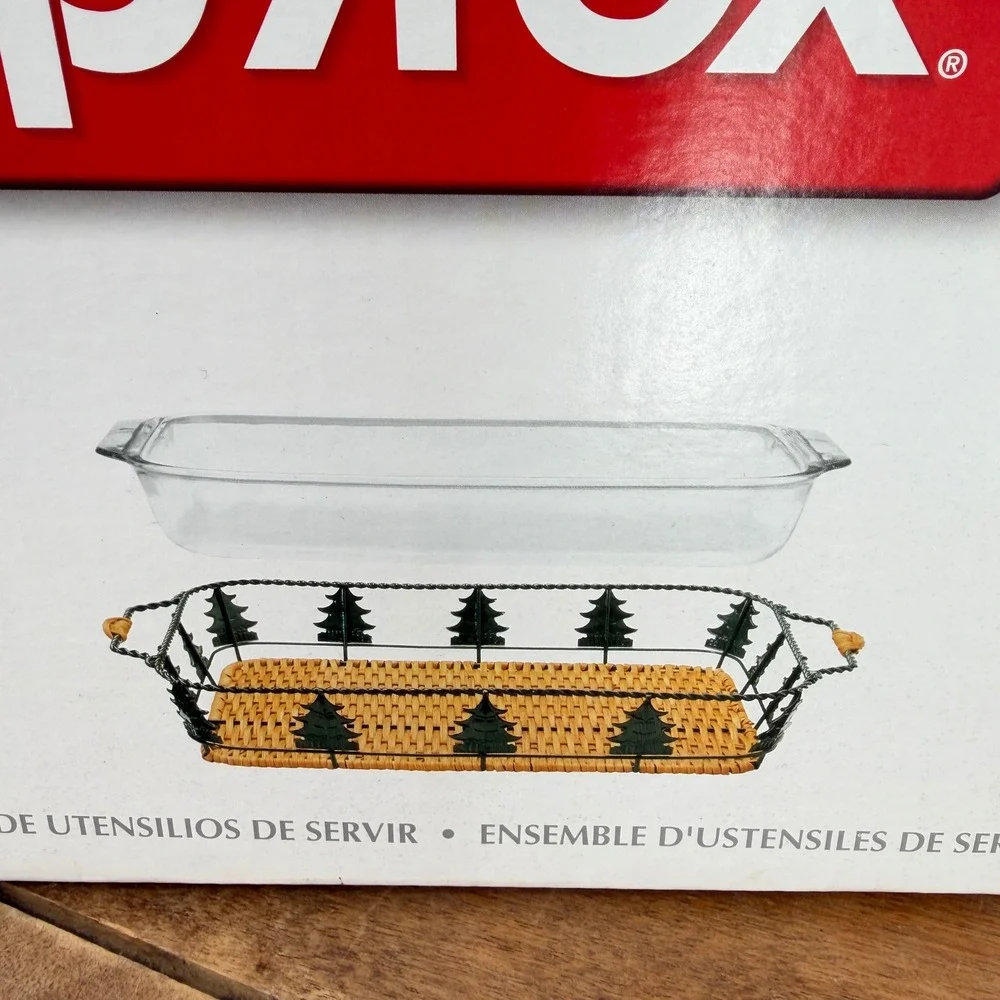 Pyrex 2 Piece Serveware Set‎ Glass Baking Dish with Christmas Tree Woven Basket